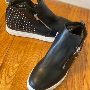 BRAND NEW W TAGS - Cushionaire memory foam black sneakers with silver studs